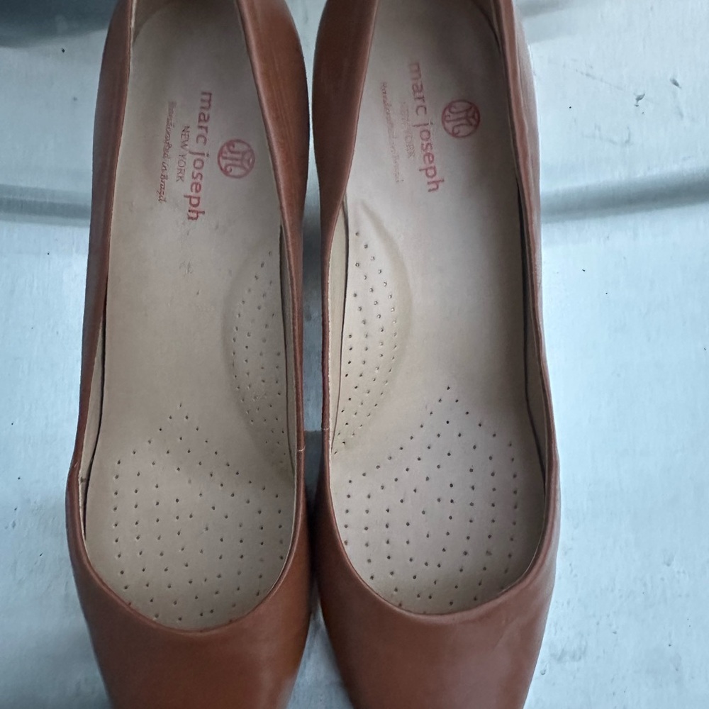 Classic Women's Brown Leather Block Heel Pumps - Picture 5 of 8